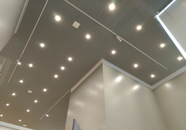 電気工事の作業様子