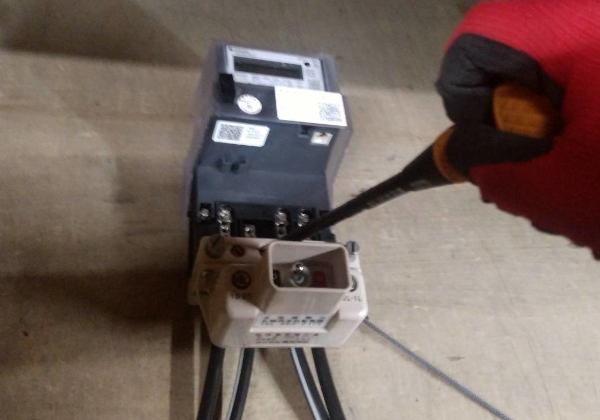 電気工事の作業様子