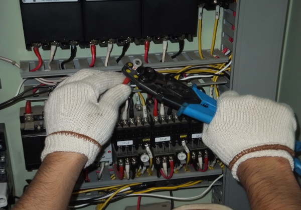 電気工事の作業様子