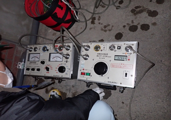 電気工事の作業様子